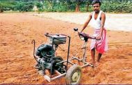 किसान की जुगाड़ तकनीक, स्कूटर से बना डाली खेत जोतने की मशीन